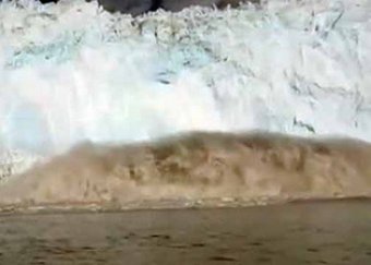 Туристы с риском для жизни сняли уникальные кадры скола гигантского айсберга
