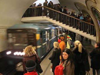 Сразу на двух линиях московского метро из-за неполадок остановилось движение