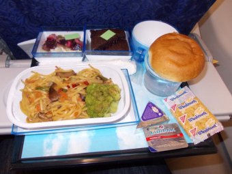 На рейсах, летевших из Амстердама в США, в бутербродах для пассажиров оказались иглы