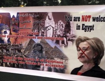 Египтяне забросали Хиллари Клинтон помидорами