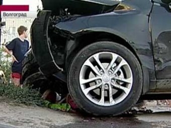 В Волгограде пьяный полицейский на переходе сбил мать с двумя детьми