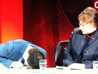 В Австралии во время телешоу политик упал без сознания: женщина-депутат не стала реагировать на ситуацию