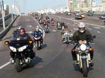 Мотоциклисты просят власти Москвы разрешить им ездить по "выделенке"