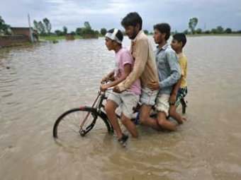 Жертвами наводнения в Индии и Бангладеш стали более 150 человек