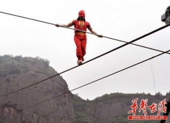 Китайский акробат выжил после падения в 200-метровую пропасть