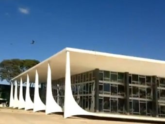 В Бразилии лётчики выбили все стёкла в здании Верховного суда