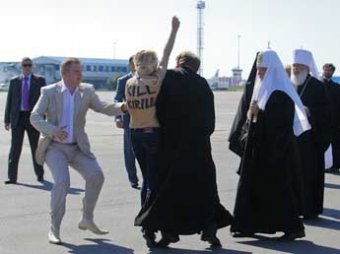 Голая FEMENистка совершила "секс-покушение" на патриарха Кирилла