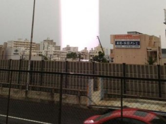 Жителей Осаки напугали необычные световые столбы