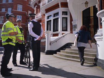 Британская полиция готовится взять штурмом посольство Эквадора в Лондоне, чтобы арестовать Ассанжа