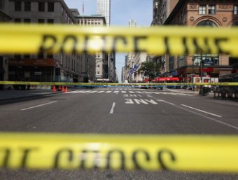В главного небоскреба Нью-Йорка уволенный дизайнер открыл стрельбу по прохожим: двое убитых