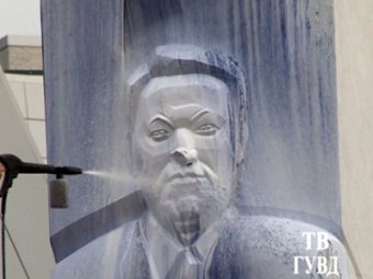 В Екатеринбурге вандалы залили краской памятник Ельцину