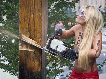 Украинские FEMENистки спилили поклонный крест в центре Киева