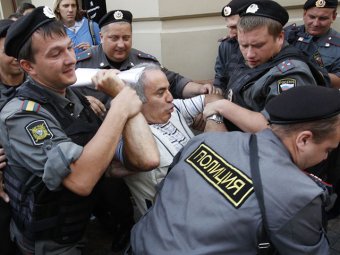Гарри Каспарову за укус полицейского грозит до 5 лет тюрьмы