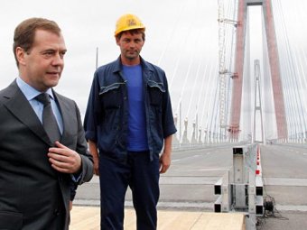 Во Владивостоке ГИБДД забраковала мост, открытый Медведевым