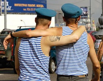 Пьяные десантники в день ВДВ устроили ДТП, разъезжая по Москве на "Тигре" с пулеметом