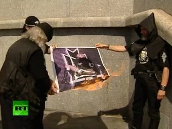 Возле Храма Христа Спасителя в Москве сожгли портрет Мадонны , отправив ее в ад
