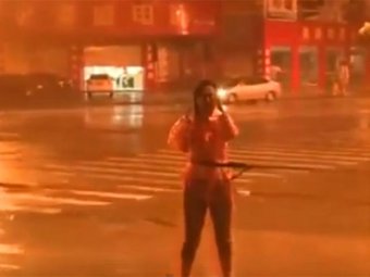 Китайская журналистка провела репортаж из центра тайфуна, привязав себя к столбу