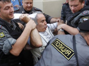 Московский суд неожиданно оправдал "покусавшего" полицейского Гарри Каспарова