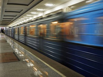 В московском метро под колёсами поезда погиб школьник