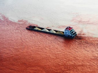 Крупнейшая река Китая окрасилась в кровавый цвет