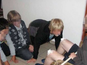 Скандал в Польше: священник заставлял школьников облизывать его больную коленку