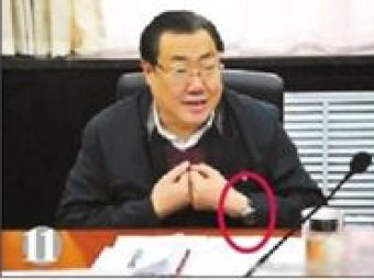 В Китае чиновника уволили за дорогие часы и дурацкую улыбку