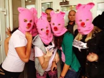 "Хрюши против" провели продовольственный панк-молебен в стиле Pussy Riot