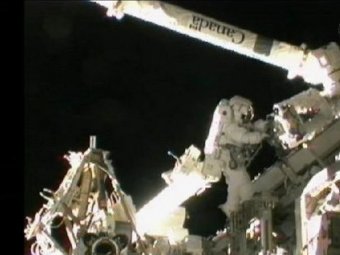 Астронавты починили МКС с помощью ... зубной щетки