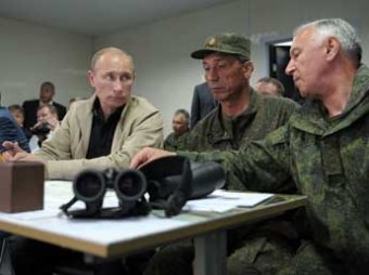 Путин обратился к военным: "Мы должны держать порох сухим"
