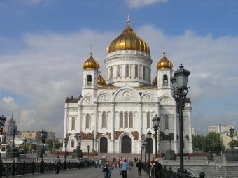 В Храме Христа Спасителя преподаватель голой йоги облил чернилами икону