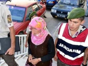 Забеременевшая после изнасилований турчанка обеглавила мучителя и принесла его голову на площадь