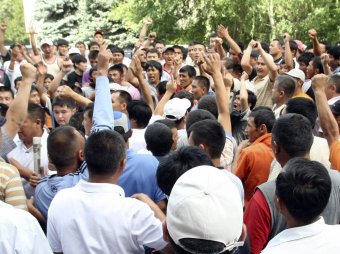 В Кыргызстане толпа избивала судью и прокурора, пока они не поменяли вердикт