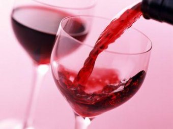 Ученые связали секрет счастливого брака с бутылкой вина