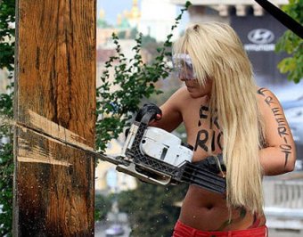 Активистки FEMEN спилили три креста в Нидерландах