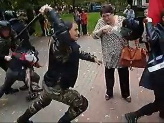 В Нижнем Новгороде омоновец нокаутировал демонстрантку