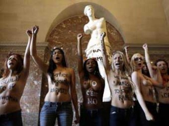 Голые FEMENистки оккупировали статую Венеры в Лувре