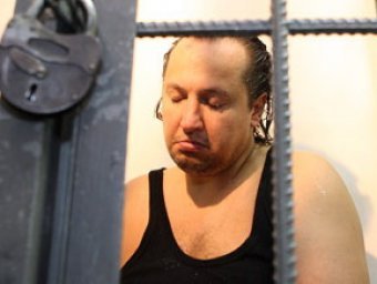 Фрик-певец Крестов признался в изнасиловании прямо на суде, стоя на коленях