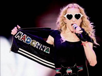 Мадонна продолжает серию скандальных выходок на сцене