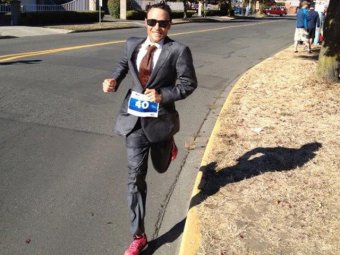 Канадец поставил новый марафонский рекорд по бегу в деловом костюме