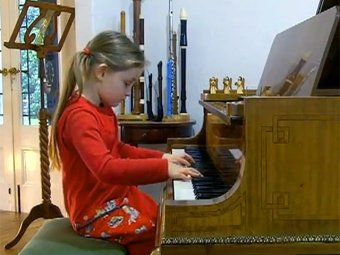 7-летнюю девочку-вундеркинда из Великобритании назвали новым Моцартом