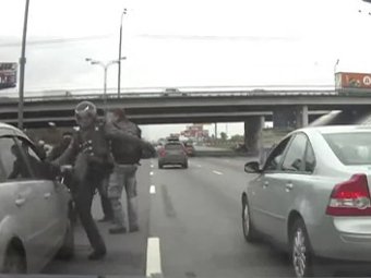 В Москве на МКАДе байкеры избили водителя