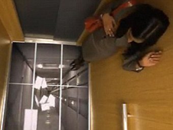 LG напугала пассажиров лифта рекламой новых дисплеев