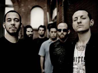 В ЮАР перед концертом Linkin Park на зрителей упал рекламный щит: есть жертвы