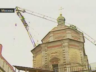 Башенный кран рухнул на церковь Сергия Радонежского в Москве