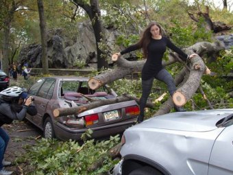 В Нью-Йорке модель Playboy устроила фотосессию на обломках после урагана