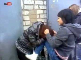 Ученицы элитной школы Владивостока зверски избили подругу и выложили видео в Сеть