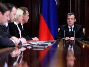 Медведев призвал запретить в России бумажные документы