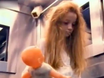 В Бразилии телевизионщики пугали пассажиров лифта девочкой-призраком