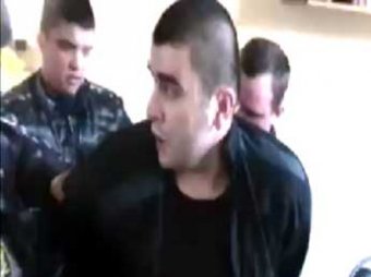 Сеть взорвало видео избиения заключенного четырьмя охранниками