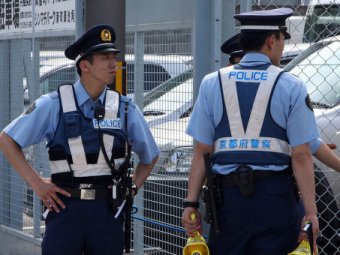 В Японии местный житель захватил заложников и требует отставки премьера